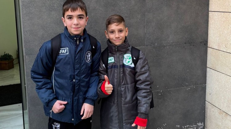 Delfín Agudo y Sasha Jean Gil en la sede de la Federación Cordobesa de fútbol