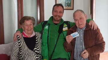 Manuel Ariza con dos de los agraciados con 20.000 euros en el sorteo de la ONCE