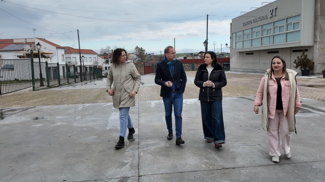 El alcalde de Dos Torres con la delegada de Empleo