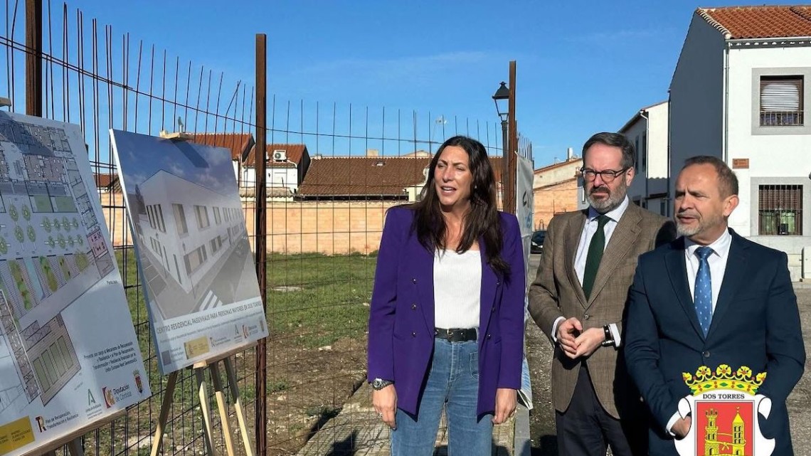 Loles López, Adolfo Molina y Manuel Torres viendo los planos del proyecto. Foto: Ayuntamiento Dos Torres