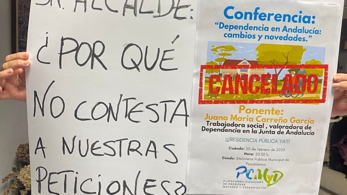 Uno de los carteles exhibidos durante el pleno