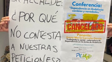 Uno de los carteles exhibidos durante el pleno