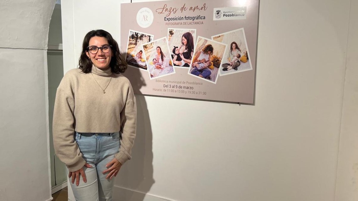 Ana Ruiz en la exposición que puede verse en la Biblioteca Municipal de Pozoblanco